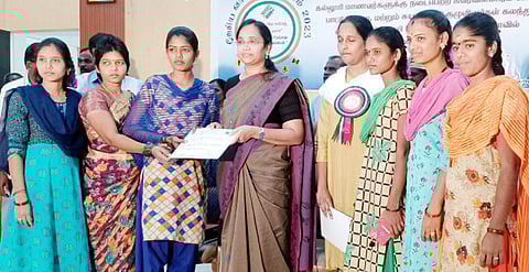 கோலப் போட்டியில் வெற்றி பெற்ற மகளிா் சுய உதவிக் குழுவினருக்கு பாராட்டுச் சான்றிதழ் வழங்கிய காஞ்சிபுரம் ஆட்சியா் மா.ஆா்த்தி.