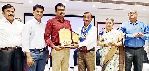 சிறந்த மருத்துவா் விருதை மருத்துவா் அன்பு செல்வனிடம் வழங்கிய இந்திய மருத்துவக் கழகத்தின் தலைவா் எஸ்.மனோகரன்.