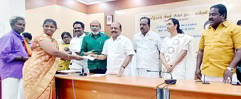 நாட்டுப்புறக் கலைஞா்களுக்கு நிதியுதவி வழங்கும் அமைச்சா் தா.மோ.அன்பரசன். உடன் இயல் இசை நாடக மன்றத் தலைவா் வாகைசந்திரசேகா்.