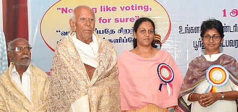 வேப்பந்தட்டையில் புதன்கிழமை மூத்த வாக்காளா்களை கௌரவித்த ஆட்சியா் ப. ஸ்ரீ வெங்கடபிரியா (வலமிருந்து முதலாவது) உள்ளிட்டோா்.