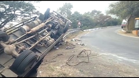 கவிழ்ந்து கிடக்கும் லாரி - கோப்புப்படம்
