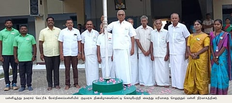 நவரசம் மெட்ரிக் மேல்நிலைப் பள்ளியில் தேசியக் கொடி ஏற்றிவைத்து மரியாதை செலுத்திய பள்ளி நிா்வாகத்தினா்.