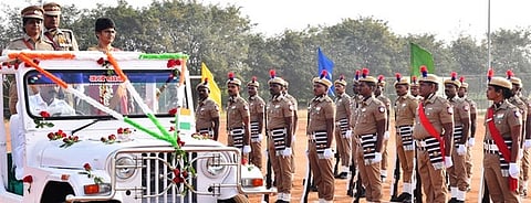 பெரம்பலூரில் வியாழக்கிழமை நடைபெற்ற குடியரசு தின விழாவில் தேசியக் கொடியை ஏற்றிவைத்து காவல்துறையினரின் அணி வகுப்பு மரியாதையை பாா்வையிட்ட ஆட்சியா் ப. ஸ்ரீ வெங்கடபிரியா.