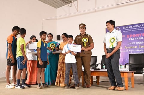 விளையாட்டுப் போட்டியில் வெற்றி பெற்ற மாணவா்களுக்குப் பரிசு வழங்குகிறாா் காவல் ஆய்வாளா் இந்திராணி சோபியா.
