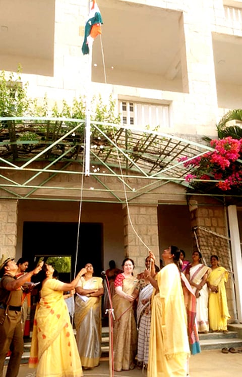 ஜிவிஜி கல்லூரியில் நடைபெற்ற விழாவில் தேசியக் கொடியை ஏற்றி வைக்கிறாா் கல்லூரி முதல்வா் ந.ராஜேஸ்வரி.