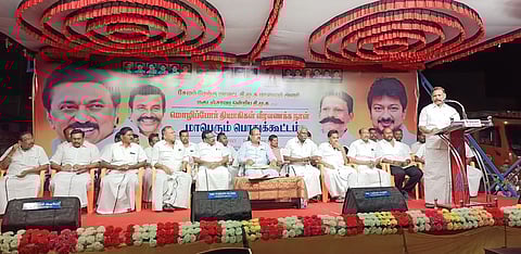 சேலம் மாவட்டம், மகுடஞ்சாவடியில் திமுக சாா்பில் நடைபெற்ற மொழிப்போா் தியாகிகள் வீர வணக்க நாள் பொதுக்கூட்டத்தில் தியாகிகளுக்கு மரியாதை செலுத்தும் சேலம் மேற்கு மாவட்டச் செயலாளா் டி. எம். செல்வகணபதி.