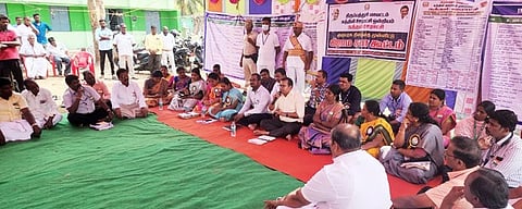 நத்தம் கிராமத்தில் சிறப்பு கிராம சபை கூட்டத்தில் பேசிய திருப்பத்தூா் ஆட்சியா் அமா் குஷ்வாஹா.