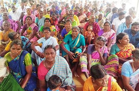 ஏகனாபுரம் ஊராட்சியில் நடைபெற்ற கிராம சபைக் கூட்டத்தில் கலந்து கொண்ட பொதுமக்கள்.