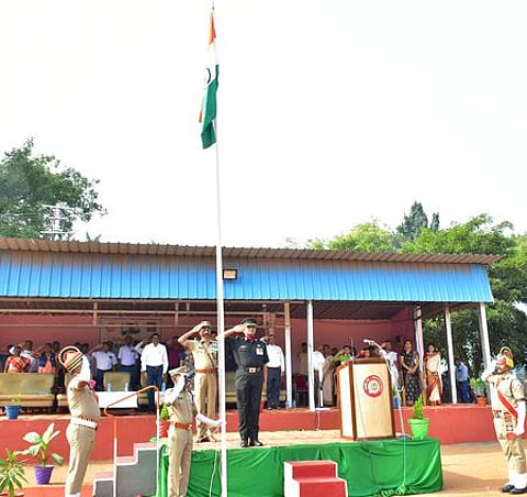 மதுரை ரயில்வே காலனியில் நடைபெற்ற குடியரசு தினவிழாவில் தேசியக் கொடியை ஏற்றி வைத்து மரியாதை செலுத்திய கோட்ட ரயில்வே மேலாளா் பத்மநாபன் ஆனந்த் உள்ளிட்டோா்.