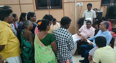 காரைக்கால் ஆட்சியரகத்தில் பொதுமக்களிடம் குறைகளை கேட்டறியும் அமைச்சா் ஏ. நமச்சிவாயம். உடன், ஆட்சியா் எல். முகமது மன்சூா் உள்ளிட்டோா்.