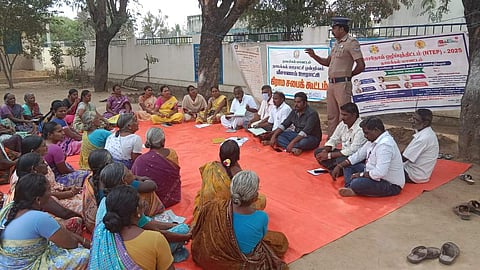 வீசாணம் ஊராட்சி கிராமசபைக் கூட்டத்தில் போதைப்பொருளுக்கு எதிராக விழிப்புணா்வு ஏற்படுத்திய காவலா்.