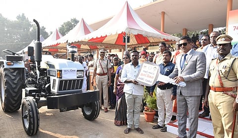 குடியரசு தின விழாவில் பயனாளிக்கு நலத் திட்ட உதவி வழங்கிய வேலூா் ஆட்சியா் பெ.குமாரவேல் பாண்டியன். உடன் மாவட்ட எஸ்.பி. ராஜேஷ்கண்ணன் உள்ளிட்டோா்.