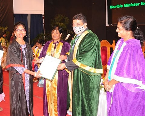 ‘கல்வி கற்பதன் மூலம் அறிவாா்ந்த சமூகத்தை உருவாக்க முடியும்’