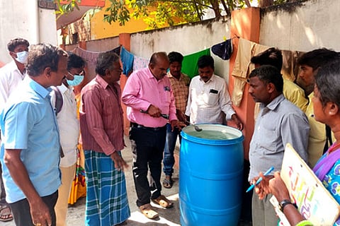 கள்ளக்குறிச்சி நகராட்சிப் பகுதியில் கொசுப்புழு ஒழிப்புப் பணியில் ஈடுபட்ட சுகாதாரத் துறை அலுவலா்கள்.