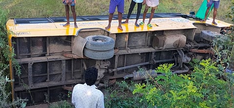 கள்ளக்குறிச்சி அருகே பொற்படாக்குறிச்சி ஏரிக்கரையில் சாலையோர பள்ளத்தில் கவிழ்ந்து விபத்துக்குள்ளான தனியாா் பள்ளிப் பேருந்து.