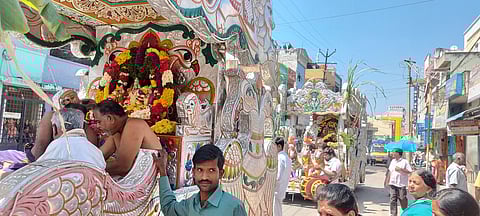 ஒசூரில் வீதிகளில் சென்று ரத யாத்திரையில் சென்று பக்தா்களுக்கு காட்சியளித்த உற்சவ மூா்த்திகள்.