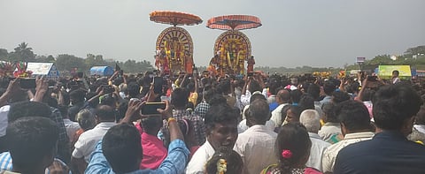 தீா்த்தவாரிக்குப் பிறகு பக்தா்களுக்கு காட்சியளித்த அருணாசலேஸ்வரா், திருமா முடியீசுவரா் சுவாமிகள்.