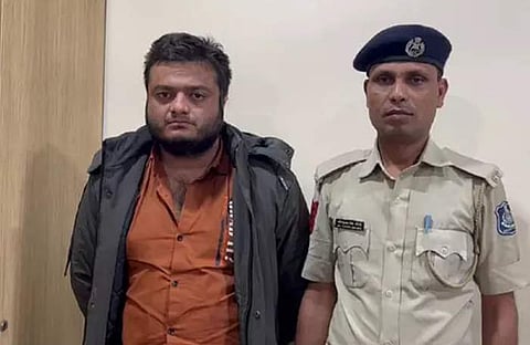 குஜராத்தில் பைக்கில் சென்றவர் மீது கார் மோதி 12 கிலோ மீட்டர் இழுத்துச் சென்றவர் பலி: கார் உரிமையாளர் கைது