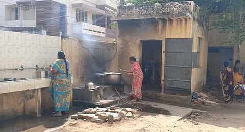 கம்பம் ஆங்கூா் ராவுத்தா் நினைவு பெண்கள் மேல்நிலைப்பள்ளி வளாகத்தில் திறந்த வெளியில் நடைபெறும் சமையல்.