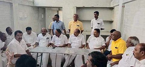 ஈரோடு பி.பெ.அக்ரஹாரத்தில் நடைபெற்ற தேர்தல் ஆலோசனைக் கூட்டத்தில் பங்கேற்ற முன்னாள் அமைச்சர் கே.ஏ.செங்கோட்டையன் மற்றும் அதிமுக நிர்வாகிகள்.