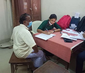 முகாமில் பரிசோதனை செய்து ஆலோசனை வழங்கும் சிறப்பு மருத்துவா்.