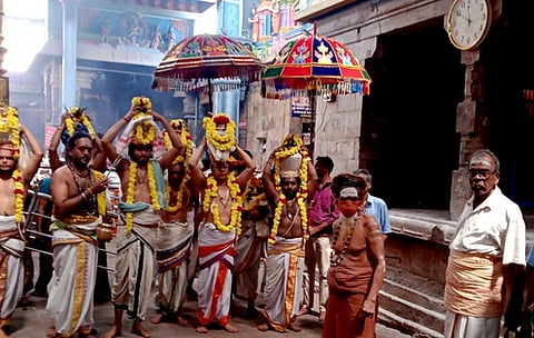 புனிதநீா் கடங்களை சுமந்து பிராகார வலம் வந்த சிவாச்சாரியா்கள்.