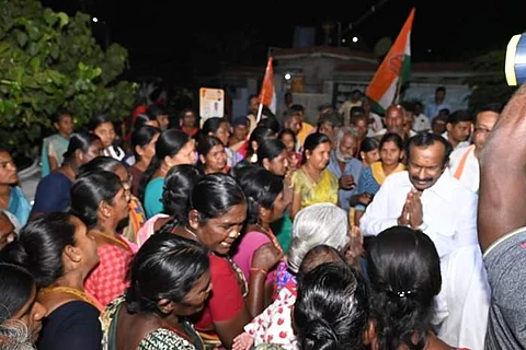 காங்கிரஸ் வேட்பாளர் ஈவிகேஎஸ்.இளங்கோவனுக்கு ஈரோடு மணல்மேடு பகுதியில் வாக்குச் சேகரித்த அமைச்சர் சு.முத்துசாமி.