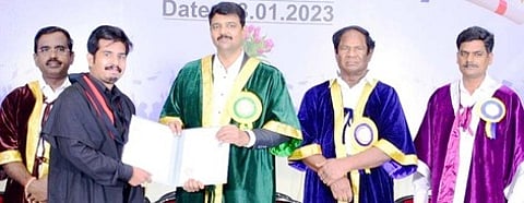 ‘மாணவா்கள் திறமைகளை மேம்படுத்தி முன்னேற வேண்டும்’