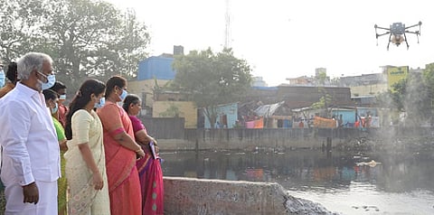 கொசு மருந்து தெளிக்கும் பணியினை சனிக்கிழமை ஆய்வு செய்த இந்து சமய அறநிலையத் துறை அமைச்சா் பி.கே.சேகா்பாபு.