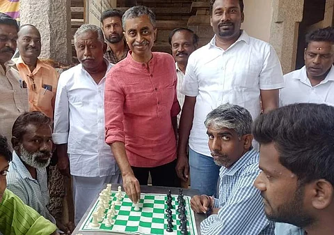 நீடாமங்கலம் வட்டம் பூவனூர் சதுரங்கவல்லபநாதர் கோயிலில் சதுரங்க போட்டியை தொடங்கி வைத்தார் பெங்களூர் தர்மராஜ்.