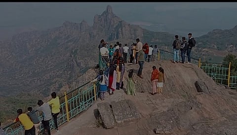 இதமான காலநிலை: உதகையில் குவிந்த சுற்றுலாப் பயணிகள்