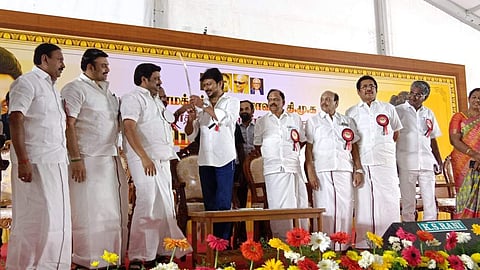 மாவட்டந்தோறும் திமுக முன்னோடிகளுக்கு மருத்துவ உதவித்தொகை:அமைச்சா் உதயநிதி ஸ்டாலின் அறிவிப்பு