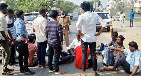 சாலை மறியலில் ஈடுபட்ட போட்டித் தோ்வா்கள்.