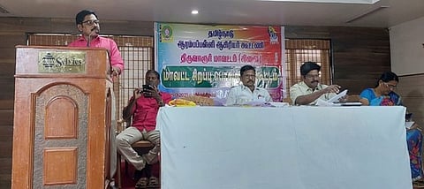 கூட்டத்தில் பேசிய தமிழ்நாடு ஆரம்பப்பள்ளி ஆசிரியா் கூட்டணியின் மாவட்டச் செயலாளா் காசி. ராஜா.