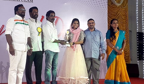 பரிசளிப்பு விழாவில் பங்கேற்ற முன்னாள் எம்பி பி.வி. ராஜேந்திரன் உள்ளிட்டோா்.