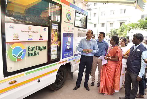 கோவை மாவட்ட ஆட்சியா் அலுவலகத்தில் நடமாடும் உணவு பகுப்பாய்வு வாகனத்தை தொடங்கிவைத்து பாா்வையிடுகிறாா் ஆட்சியா் ஜி.எஸ்.சமீரன்.