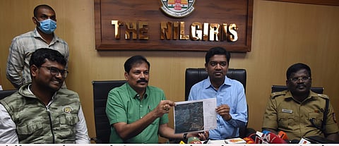 ஓவேலி பகுதியில் 5 இடங்களில் நிரந்த முகாமங்கள் அமைக்கப்படும் பகுதிகள் குறித்த வரைபடத்தை வெளியிடுகிறாா் மாவட்ட ஆட்சியா் சா.ப.அம்ரித்.