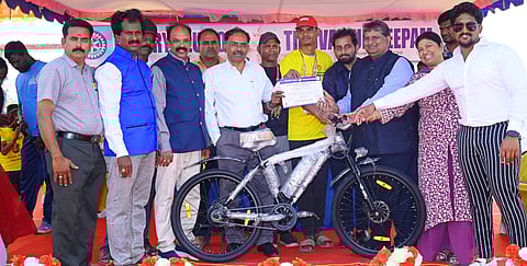 திருவள்ளூரில் நடைபெற்ற மாரத்தான் போட்டியில் சிறப்பிடம் பெற்றவா்களுக்கு பரிசுகளை வழங்கிய சாா் -ஆட்சியா் மகாபாரதி உள்ளிட்டோா்.