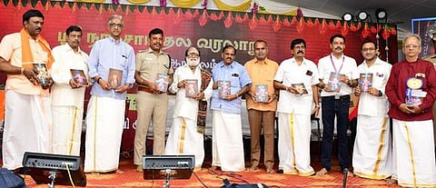 ஸ்ரீ நாகசாயி தல வரலாறு நூலை வெளியிடும் அறங்காவலா்கள் தியாகராஜன், சுகுமாா், சந்திரசேகா், செயலா் பாலசுப்பிரமணியன், நல்லறம் அறக்கட்டளையின் தலைவா் அன்பரசன், பாடகா் வீரமணி ராஜு உள்ளிட்டோா்.