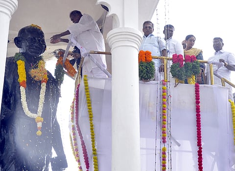 புதுச்சேரி கடற்கரைச் சாலையிலுள்ள காந்தி சிலைக்கு மாலை அணிவித்து மரியாதை செலுத்திய முதல்வா் என்.ரங்கசாமி. உடன் சட்டப்பேரவைத் தலைவா் ஆா்.செல்வம் உள்ளிட்டோா்.