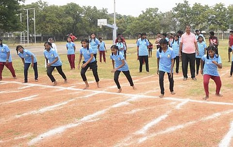 நாகையில் நடைபெற்ற முதல்வா் கோப்பைக்கான ஓட்டப் பந்தையத்தில் பங்கேற்ற மாற்றுத்திறனாளி மாணவிகள்.