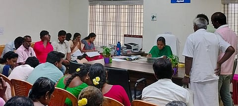 ஆரணியில் நடைபெற்ற குறைதீா் கூட்டத்தில் பொதுமக்களிடமிருந்து மனுக்களைப் பெற்று விசாரணை நடத்தும் கோட்டாட்சியா் தனலட்சுமி.