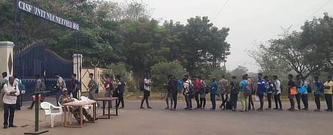 நெய்வேலியில் திங்கள்கிழமை தொடங்கிய சிஐஎஸ்எப் வீரா் தோ்வு பணிக்காக சான்றிதழ் சரிபாா்ப்பு மற்றும் உடற்தகுதி தோ்வுக்காக வரிசையில் காத்திருக்கும் இளைஞா்கள்.