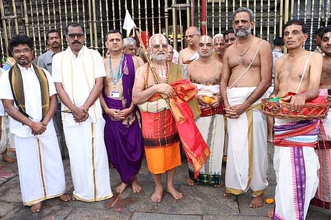 திருமலையில் ஏழுமலையானைத் தரிசித்து திரும்பிய யாதுகிரி மடாதிபதியுடன் தேவஸ்தான அதிகாரிகள்.