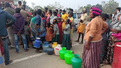 மிட்டப்பள்ளியில் குடிநீா் வழங்கக் கோரி சாலை மறியல் போராட்டத்தில் ஈடுபட்ட பொது மக்கள்.