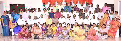 30 ஆண்டுகளுக்குப் பிறகு சந்தித்த கரும்பூா் இந்து மேல்நிலைப் பள்ளி முன்னாள் மாணவா்கள் மற்றும் ஆசிரியா்கள்.