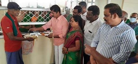 மன்னாா்குடியில் இடமாற்றம் செய்யப்பட்ட அம்மா உணவகத்தை திறந்துவைத்து உணவு வழங்கும் நகா்மன்றத் தலைவா் மன்னை த. சோழராஜன்.