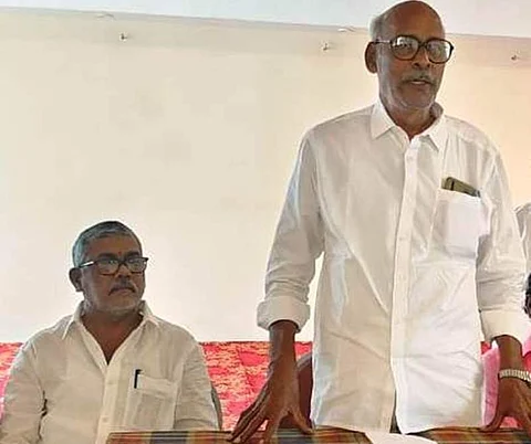 சிதம்பரத்தில் செய்தியாளர்களுக்கு கூட்டாக பேட்டியளித்த தமிழ்நாடு அரசு பணியாளர் சங்க சிறப்பு தலைவர் கு.பாலசுப்பிரமணியன், தமிழ்நாடு நியாயவிலைக்கடை பணியாளர் சங்க மாநிலத் தலைவர் கோ.ஜெயச்சந்திரராஜா.