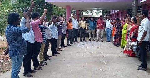 தோகைமலை ஒன்றிய அலுவலகம் முன்பு திங்கள்கிழமை ஆா்ப்பாட்டத்தில் ஈடுபட்ட ஊரக வளா்ச்சித்துறை அலுவலா்கள்.