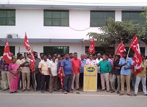 கரூரில் உள்ள மின்வாரிய தலைமைப் பொறியாளா் அலுவலகம் முன் ஆா்ப்பாட்டத்தில் ஈடுபட்ட மின் ஊழியா் மத்திய அமைப்பினா்.